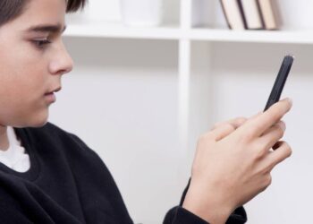 Limite de tela promovendo equilíbrio e bem-estar familiar - Créditos: depositphotos.com / carballo