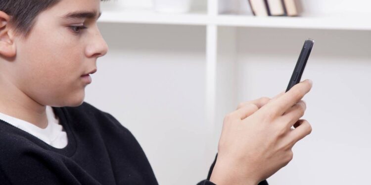 Limite de tela promovendo equilíbrio e bem-estar familiar - Créditos: depositphotos.com / carballo