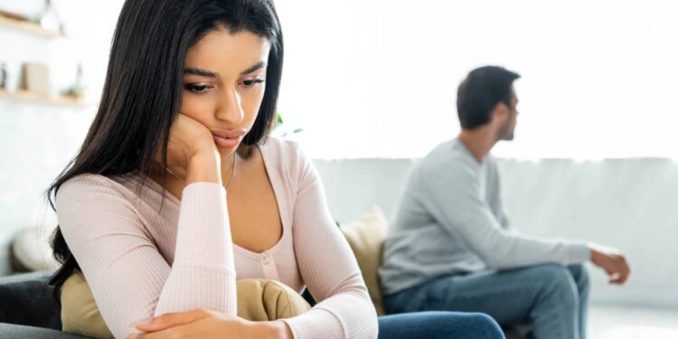 Sinais silenciosos de que um relacionamento está te adoecendo emocionalmente