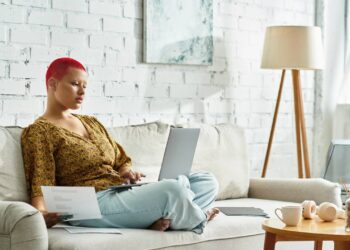 Luz natural e cores neutras que transformam pequenos espaços em refúgios - Créditos: depositphotos.com / HayDmitriy