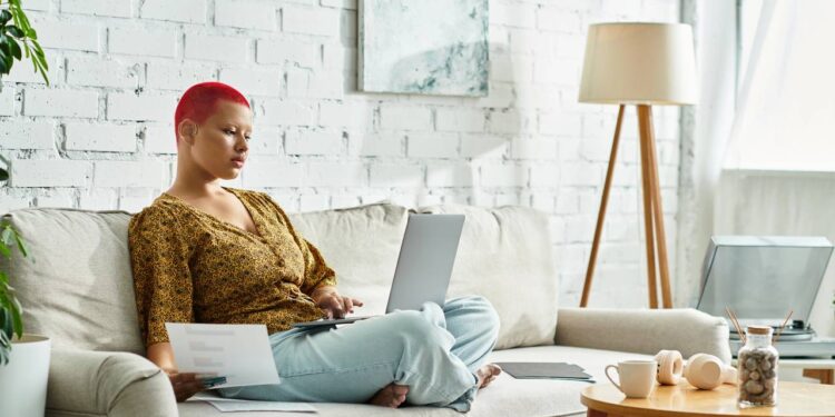 Luz natural e cores neutras que transformam pequenos espaços em refúgios - Créditos: depositphotos.com / HayDmitriy