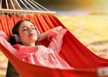 Equilibrar trabalho e lazer previne cansaço extremo e sobrecarga mental. - Créditos: depositphotos.com / serezniy