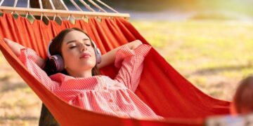 Equilibrar trabalho e lazer previne cansaço extremo e sobrecarga mental. - Créditos: depositphotos.com / serezniy