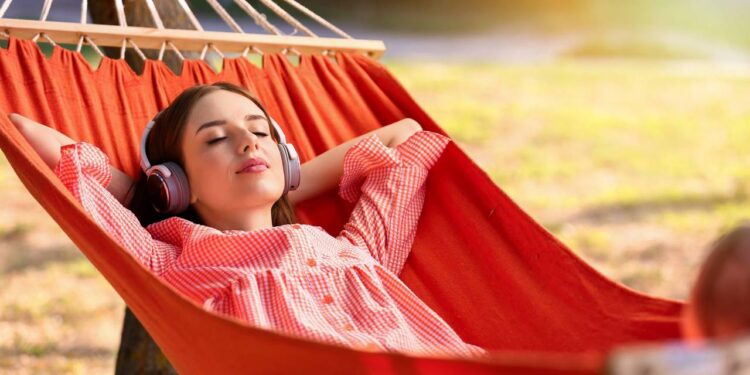 Equilibrar trabalho e lazer previne cansaço extremo e sobrecarga mental. - Créditos: depositphotos.com / serezniy