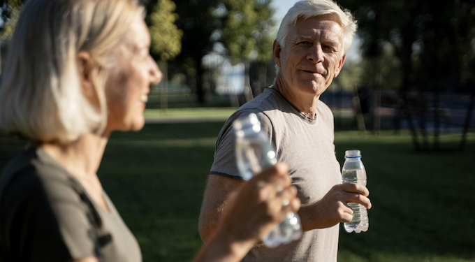 Por que idosos sentem menos sede? Foto: FreePik