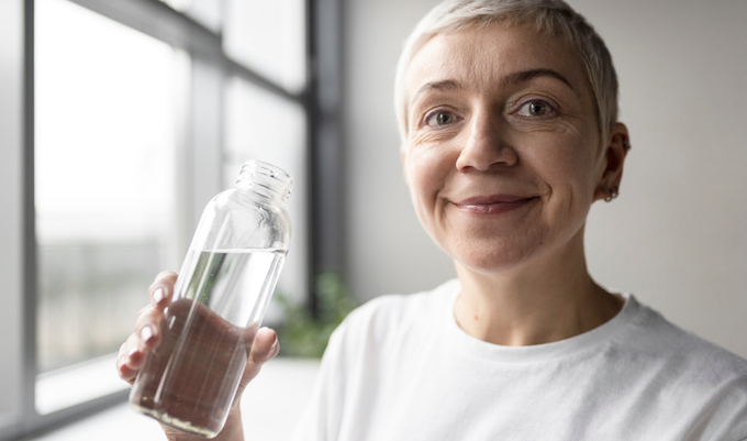 Por que idosos sentem menos sede? Foto: FreePik