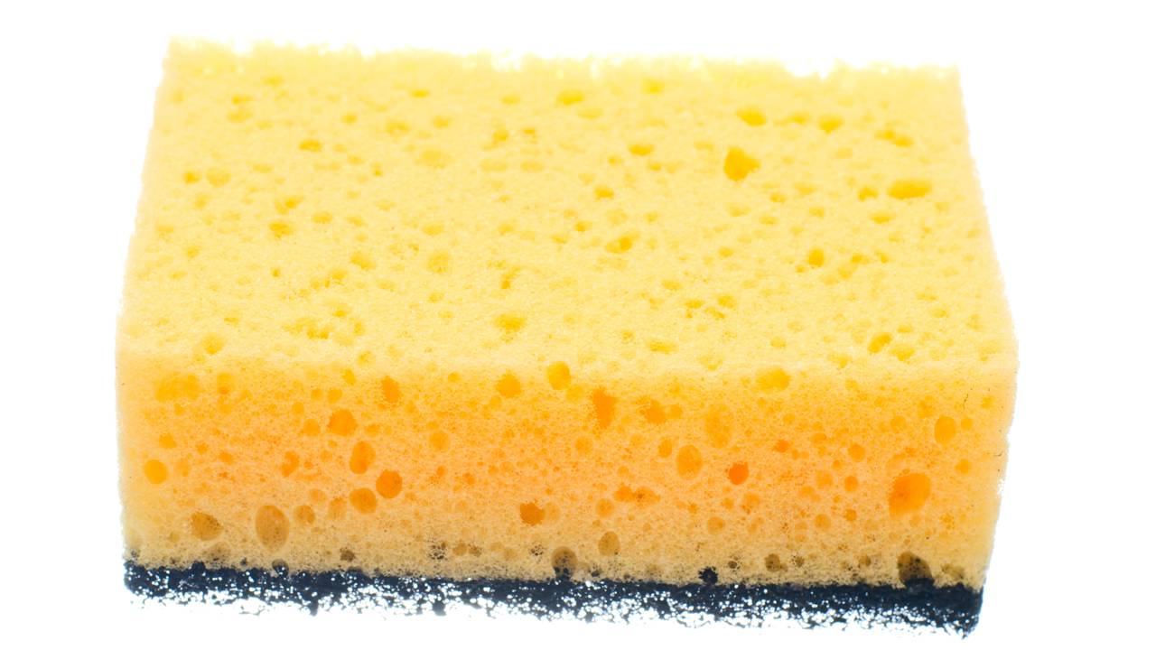 Truque simples com esponja de cozinha para tirar cabelos e fiapos da máquina de lavar