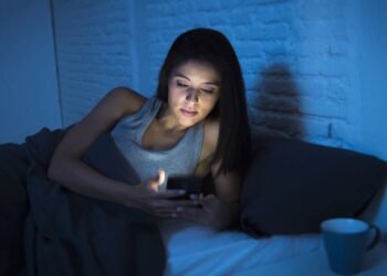 Fadiga digital silenciosa que afeta foco, humor e qualidade do sono - Créditos: depositphotos.com / focuspocusltd