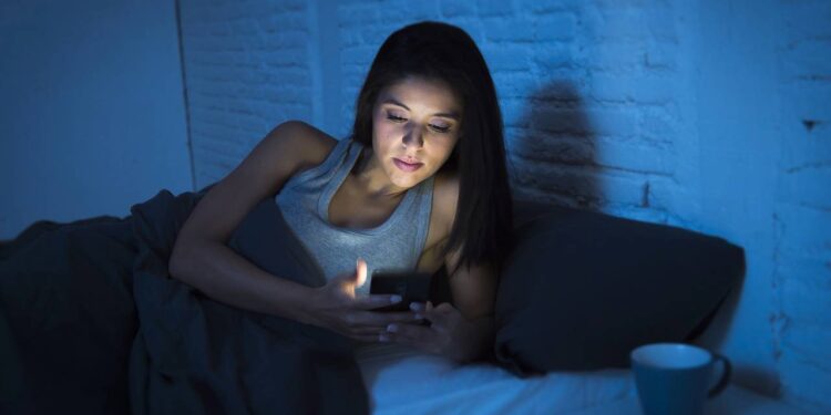 Fadiga digital silenciosa que afeta foco, humor e qualidade do sono - Créditos: depositphotos.com / focuspocusltd