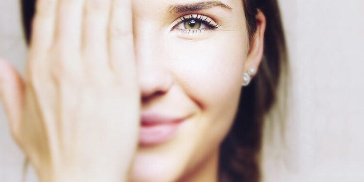 Selecionamos 12 produtos em uma vitrine especial de cuidados para o verão que vão salvar sua pele, cabelo e autoestima! Foto: Divulgação.