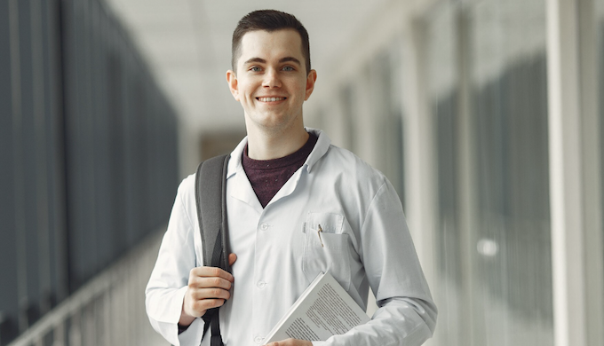 Faculdades de medicina não estão formando bem seus alunos. Foto: FreePik