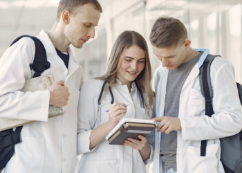 Faculdades de medicina não estão formando bem seus alunos. Foto: FreePik