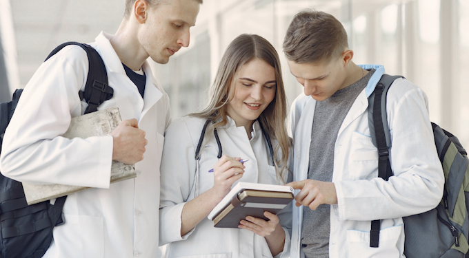 Faculdades de medicina não estão formando bem seus alunos. Foto: FreePik