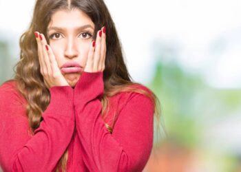 Muitas pessoas se calam para evitar conflitos, mas acabam acumulando frustração e se colocando sempre em segundo plano - Créditos: depositphotos.com / Krakenimages.com