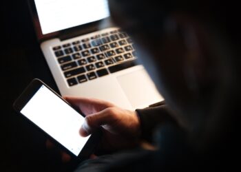 Grok é usado para criar imagens de nudez sem consentimento - Crédito: FreePik