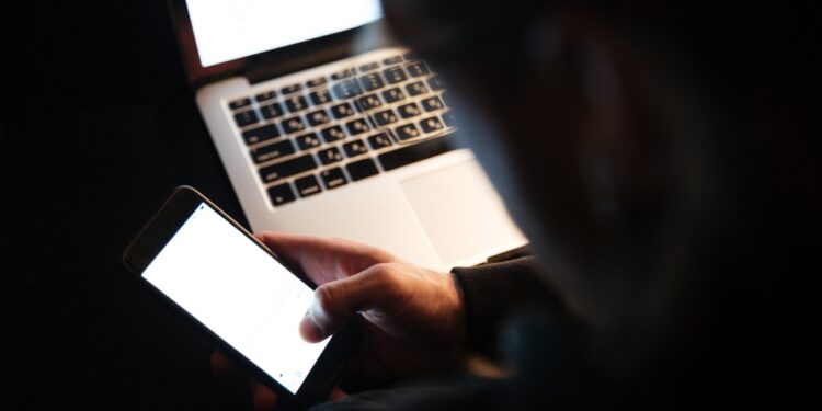 Grok é usado para criar imagens de nudez sem consentimento - Crédito: FreePik