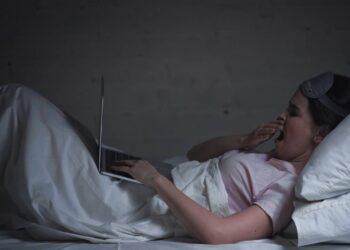 Dormir mal engorda? Se você não sabe, é bom entender a relação entre sono, hormônios e peso feminino