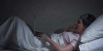 Dormir mal engorda? Se você não sabe, é bom entender a relação entre sono, hormônios e peso feminino