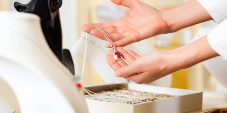 Avaliações caseiras para saber se vale a pena ou não vender uma joia