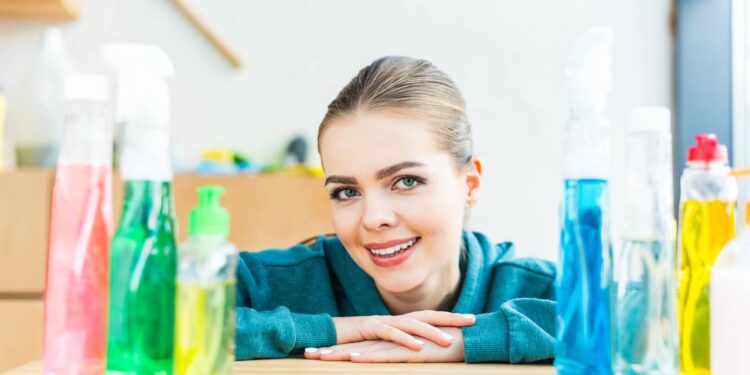 Truques para economizar produtos de limpeza no dia a dia