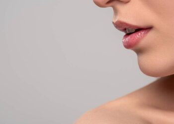 Como recuperar lábios rachados com esfoliação suave