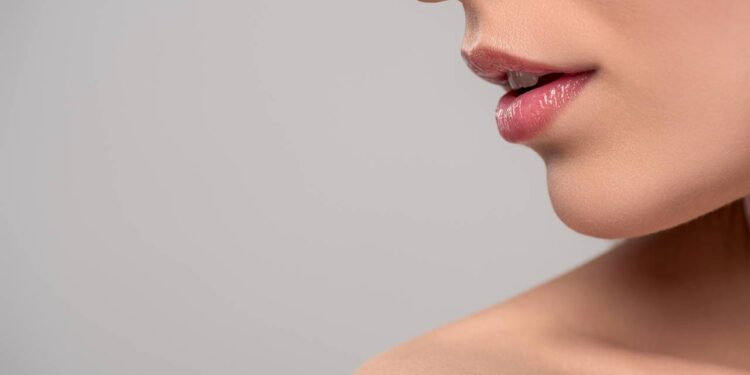 Como recuperar lábios rachados com esfoliação suave