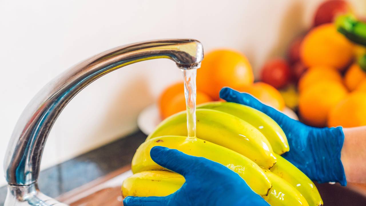 Quase ninguém faz isso quando compra bananas, mas é importante para proteger sua saúde e para a fruta durar mais