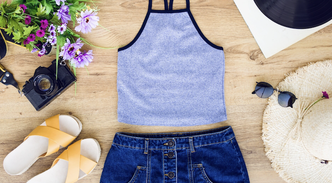 Trazemos para você inspirações de looks para curtir o verão dentro e fora da areia. Foto: FreePik