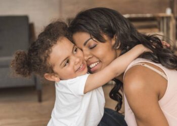 Infraestrutura urbana que facilita a rotina de mães e mulheres independentes - Créditos: depositphotos.com / SashaKhalabuzar