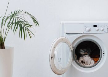 Truque simples com esponja de cozinha para tirar cabelos e fiapos da máquina de lavar