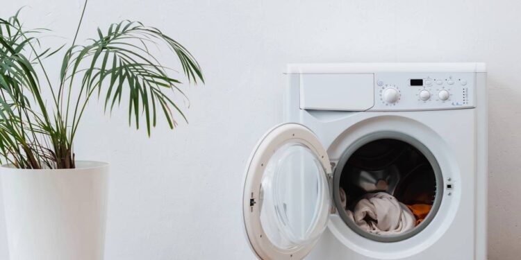 Truque simples com esponja de cozinha para tirar cabelos e fiapos da máquina de lavar
