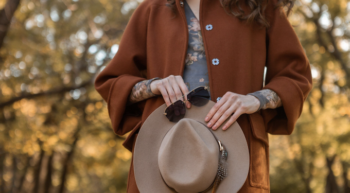 Use chapéus e bonés com estilo. Foto: FreePik