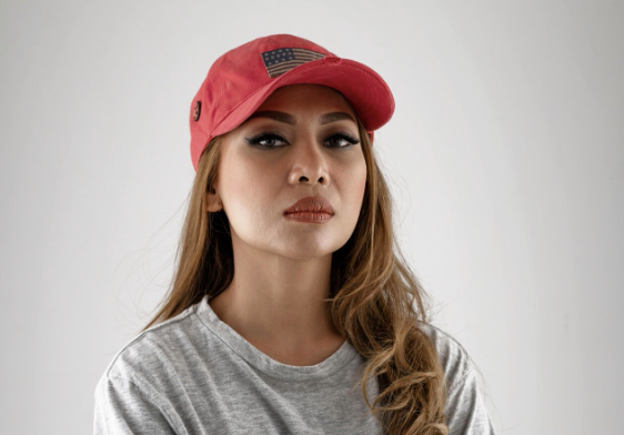 Use chapéus e bonés com estilo. Foto: FreePik