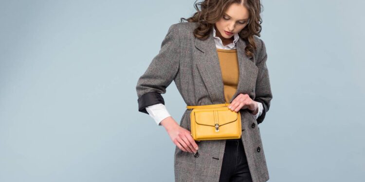 Acessórios que transformam qualquer look básico - Créditos: depositphotos.com / AllaSerebrina