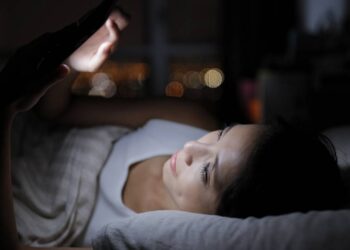 A luz da tela engana o cérebro e dificulta o descanso profundo - Créditos: depositphotos.com / leungchopan