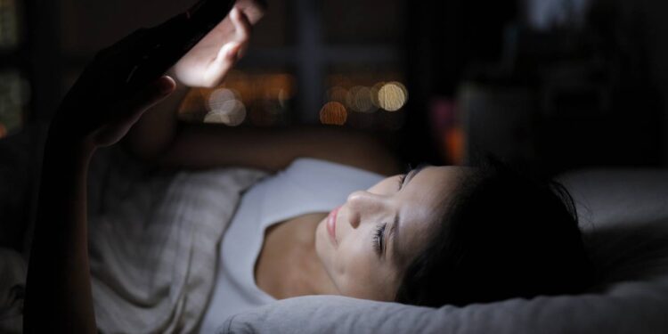 A luz da tela engana o cérebro e dificulta o descanso profundo - Créditos: depositphotos.com / leungchopan