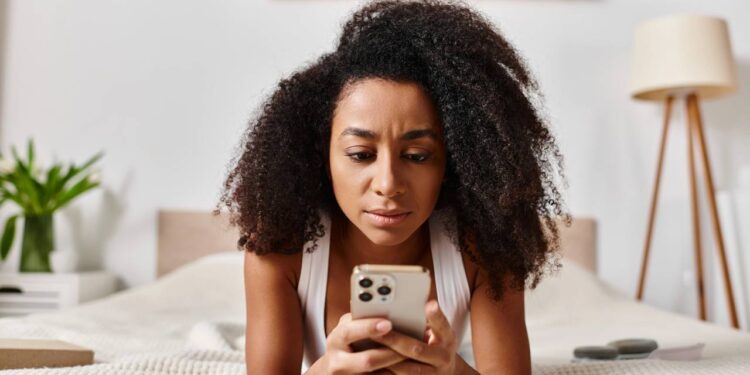 Uso constante do celular que fragmenta o foco e reduz a produtividade - Créditos: depositphotos.com / HayDmitriy