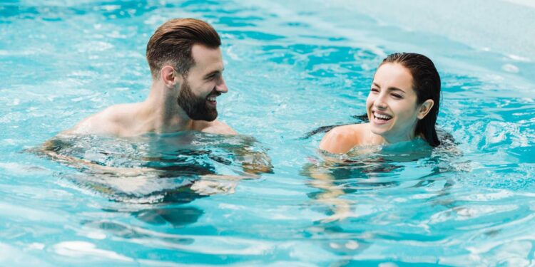 A piscina acaba com seu cabelo e esses são os cuidados indispensáveis após entrar na água