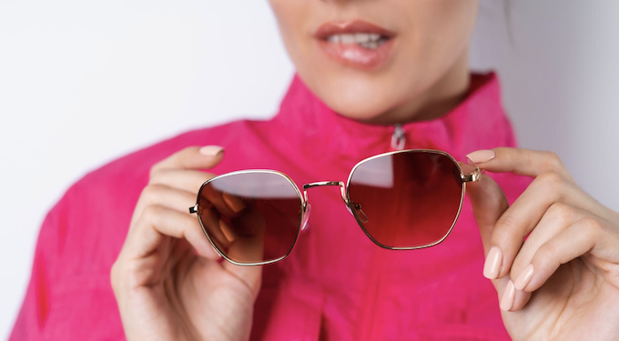 Óculos de sol falsificados podem prejudicar a visão. Foto: FreePik