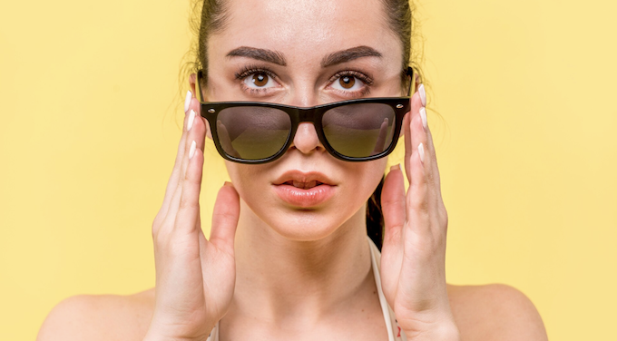 Óculos de sol falsificados podem prejudicar a visão. Foto: FreePik