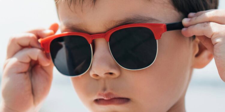O que é a proteção UV dos óculos e os cuidados com os olhos tomar sol no verão