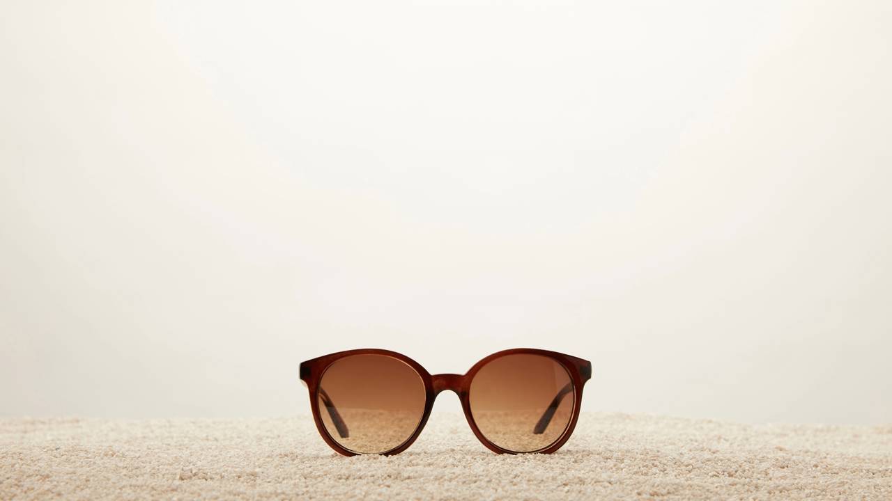 O que é a proteção UV dos óculos e os cuidados com os olhos tomar sol no verão