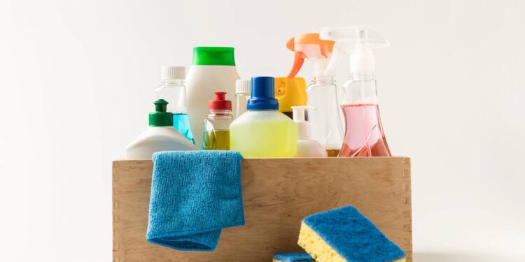 Truques para economizar produtos de limpeza no dia a dia