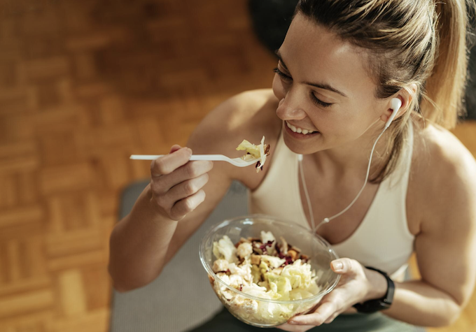 Como voltar à rotina alimentar saudável? Foto: FreePik