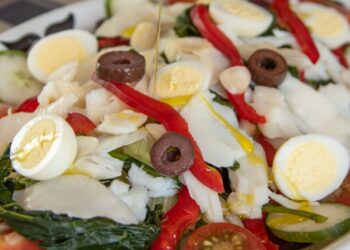 Salada de Bacalhau à Portuguesa para fugir da monotonia da dieta - Crédito: Divulgação/Adegão Português