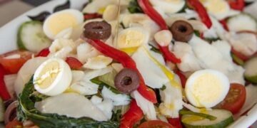 Salada de Bacalhau à Portuguesa para fugir da monotonia da dieta - Crédito: Divulgação/Adegão Português