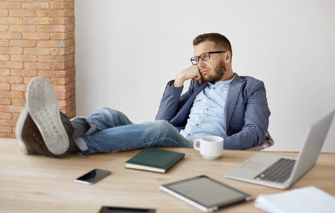 Ficar longas horas sentado no escritório tem sido chamado de “novo fumar” devido aos impactos à saúde. Foto: FreePik