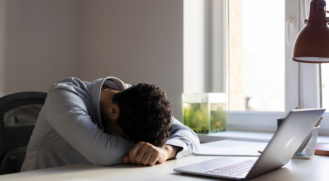 Ficar longas horas sentado no escritório tem sido chamado de “novo fumar” devido aos impactos à saúde. Foto: FreePik