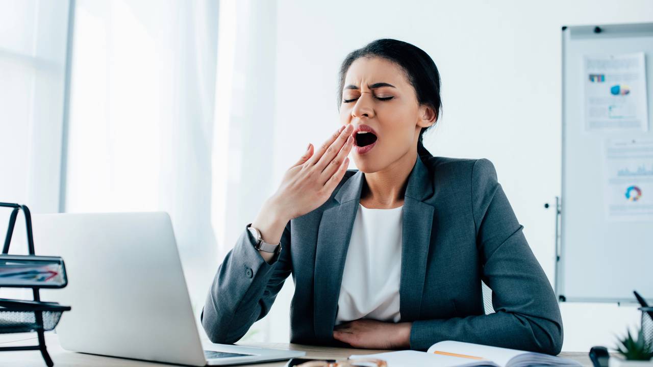 O cérebro que nunca dorme: os microdespertares que sabotam seu descanso todas as noites