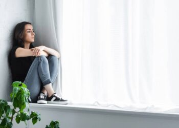 Apego emocional que dificulta o fim de relacionamentos intensos - Créditos: depositphotos.com / AndrewLozovyi